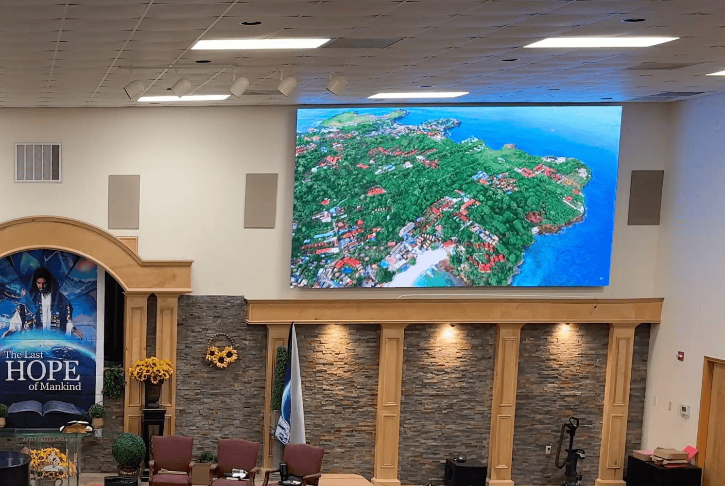 LED panel in bright venue at 800 NITS